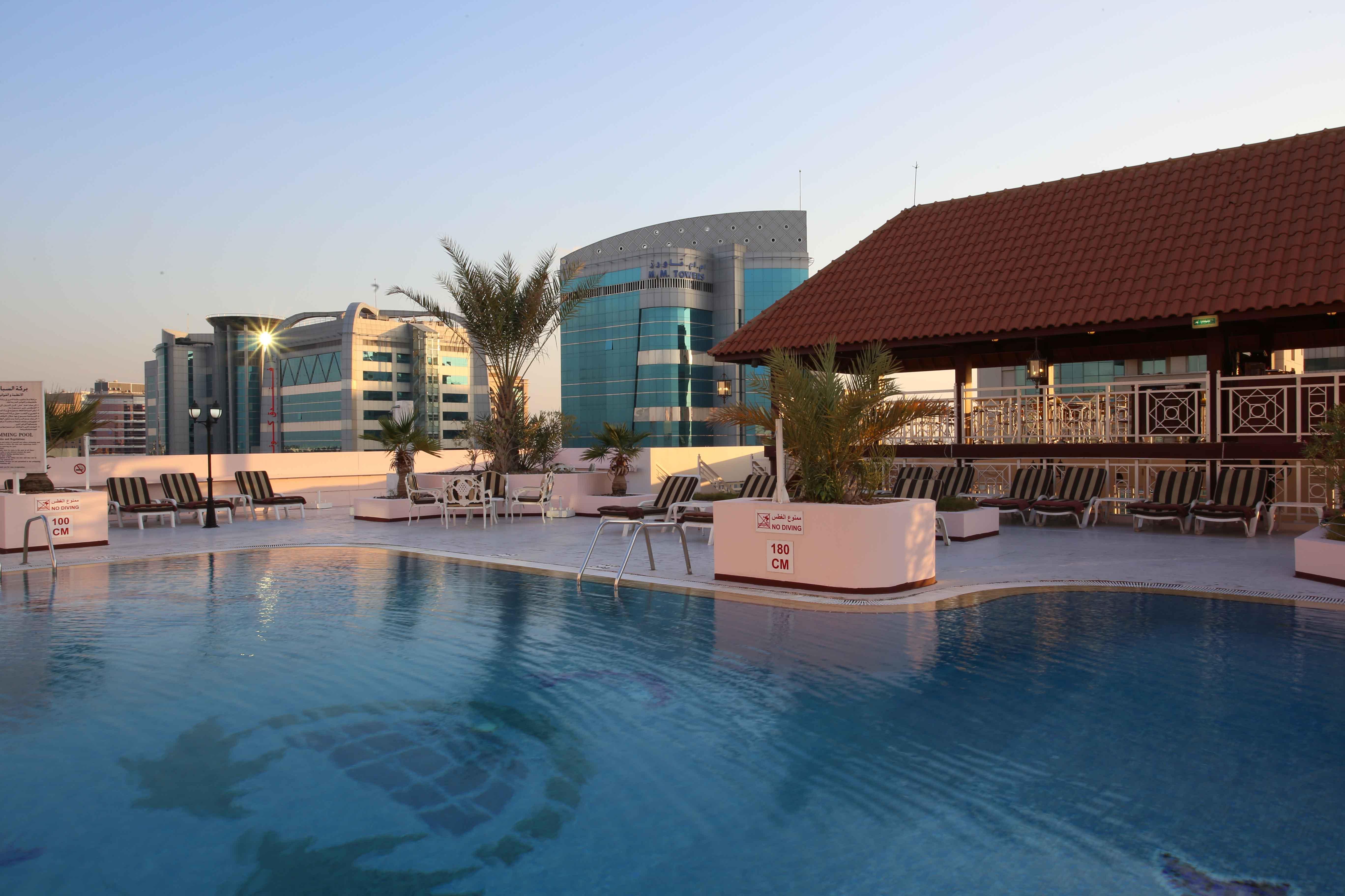 Knight Castle Hotel Dubaj Zewnętrze zdjęcie Rooftop pool at the hotel