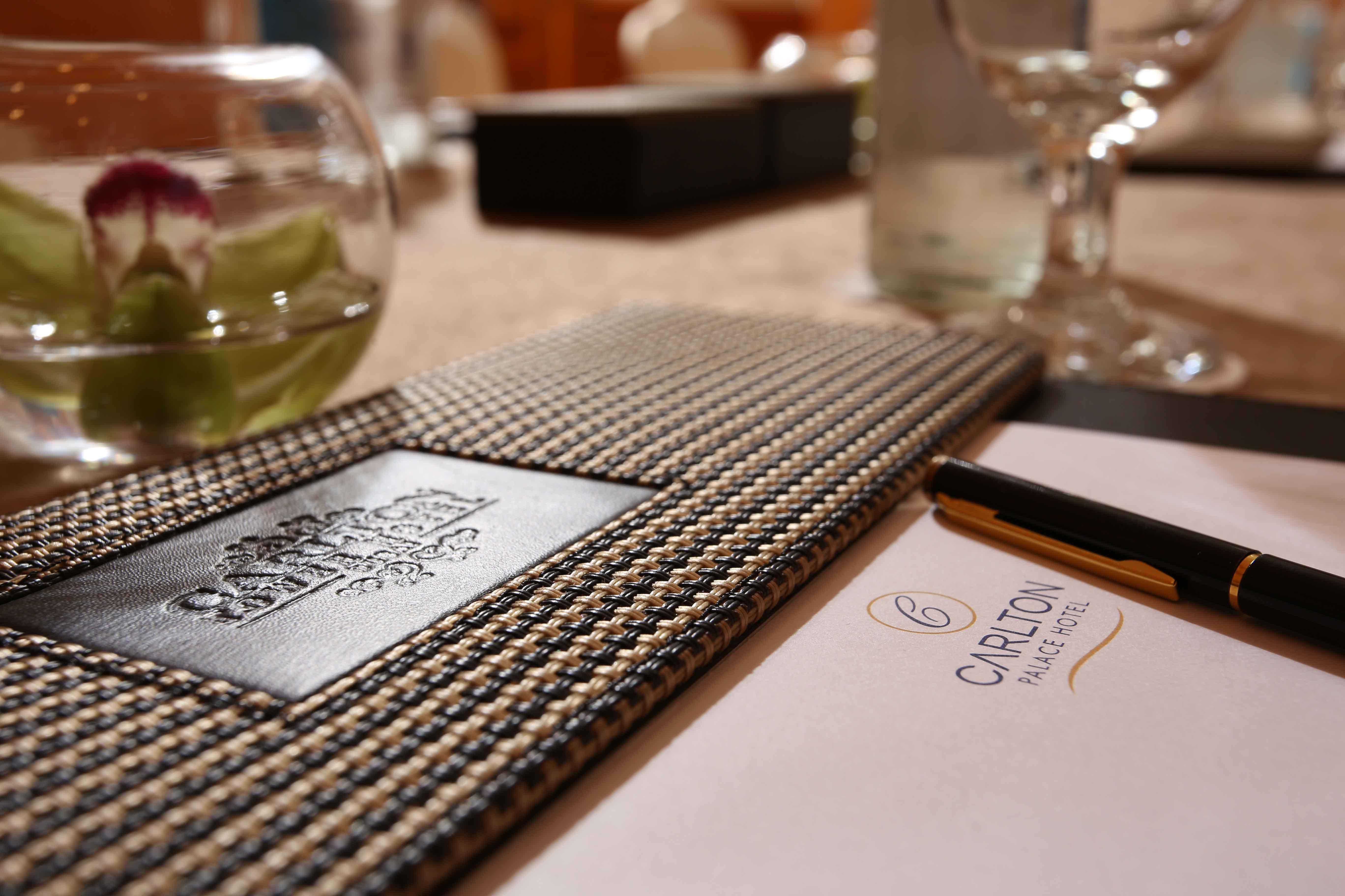 Knight Castle Hotel Dubaj Zewnętrze zdjęcie A table mat