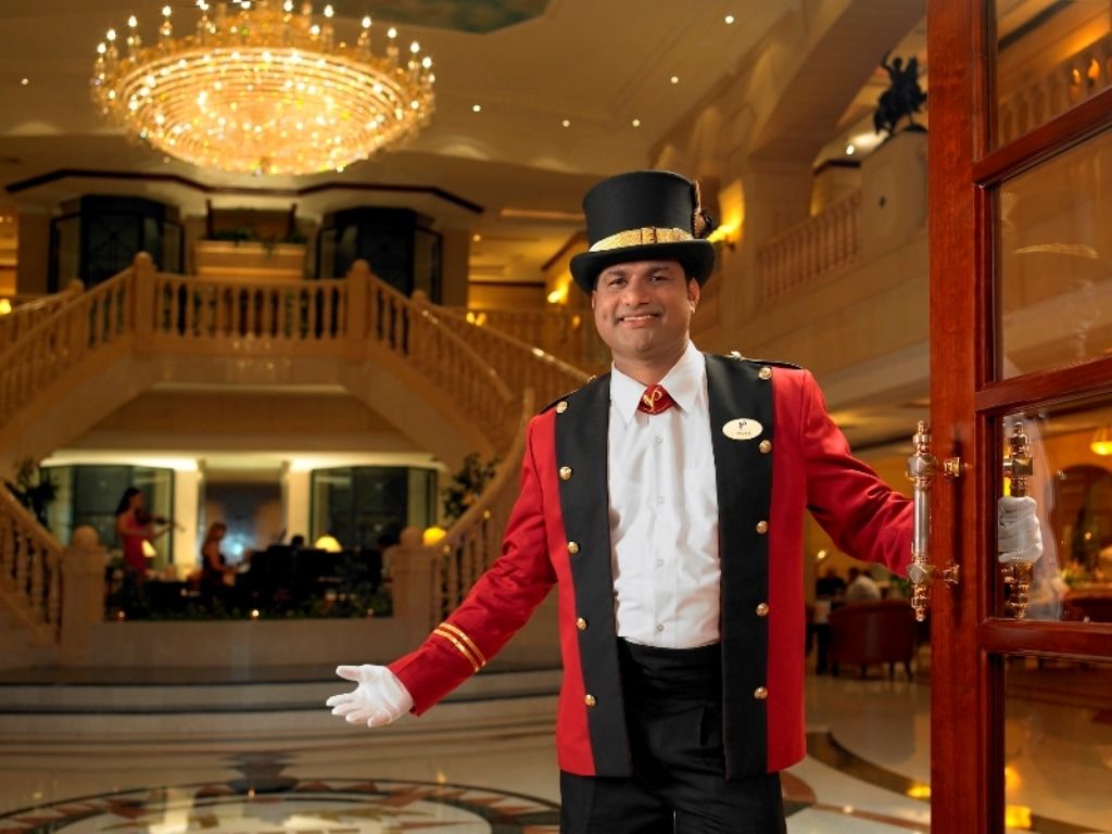 Knight Castle Hotel Dubaj Zewnętrze zdjęcie A doorman at the Grand Hyatt Hotel, Mumbai, India